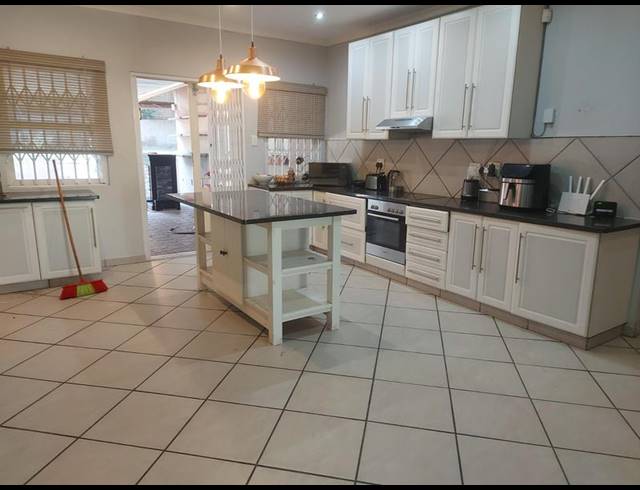 4 BEDROOM HOUSE FOR SALE IN MEER EN SEE